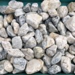 Галька медовая мрамор 40-70мм для использования в дизайне и строительстве